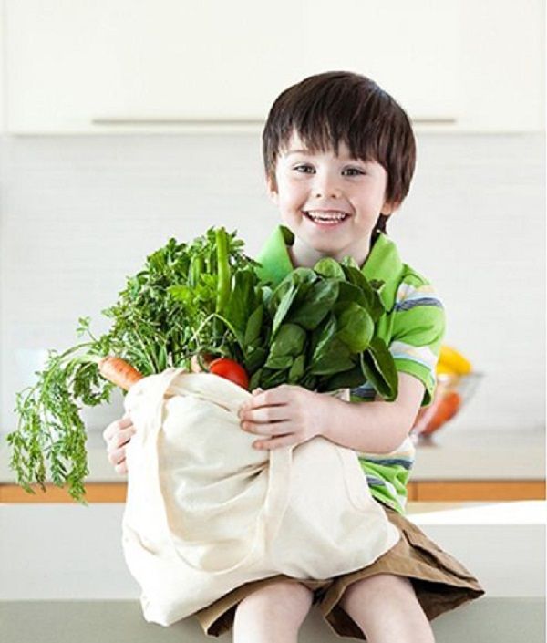 Bổ sung nhiều thực phẩm giàu chất xơ dễ tiêu vào thực đơn của trẻ bị táo bón