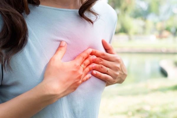 Các bệnh lý của tim có thể gây khó thở, hụt hơi và tim đập nhanh