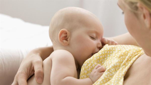 Hệ miễn dịch của trẻ còn non yếu, đặc biệt trẻ không được bú sữa mẹ nên trẻ rât dễ ôm vặt 